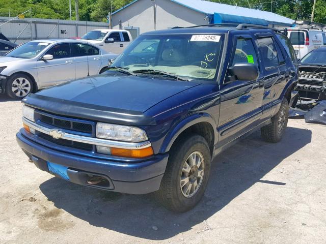 1GNDT13W9Y2131174 - 2000 CHEVROLET BLAZER BLUE photo 2