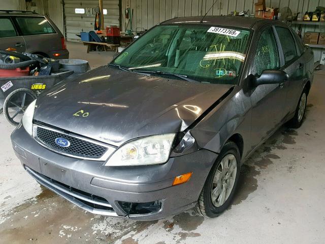 1FAHP34NX7W267133 - 2007 FORD FOCUS ZX4 GRAY photo 2