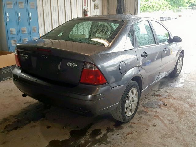 1FAHP34NX7W267133 - 2007 FORD FOCUS ZX4 GRAY photo 4