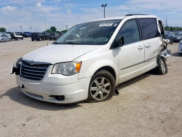 2A4RR5D19AR176415 - 2010 CHRYSLER TOWN & COU WHITE photo 2