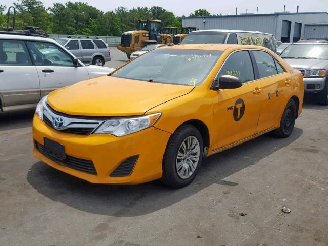 4T1BD1FK5EU138754 - 2014 TOYOTA CAMRY HYBR YELLOW photo 2