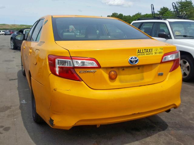 4T1BD1FK5EU138754 - 2014 TOYOTA CAMRY HYBR YELLOW photo 3