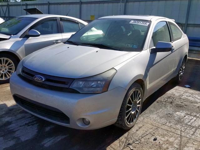 1FAHP33N69W174324 - 2009 FORD FOCUS SES SILVER photo 2