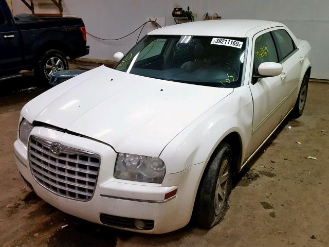 2C3KA53G46H413978 - 2006 CHRYSLER 300 TOURIN WHITE photo 2