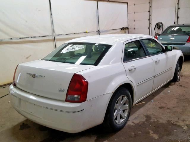 2C3KA53G46H413978 - 2006 CHRYSLER 300 TOURIN WHITE photo 4