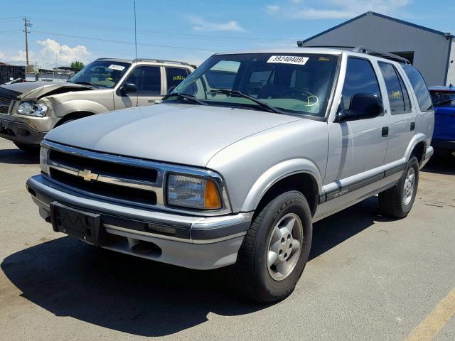 1GNDT13W3V2105343 - 1997 CHEVROLET BLAZER SILVER photo 2