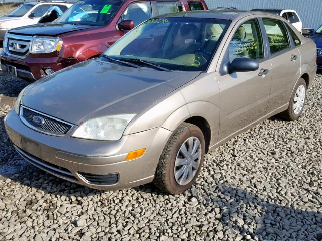 1FAFP34N15W260379 - 2005 FORD FOCUS ZX4 GOLD photo 2