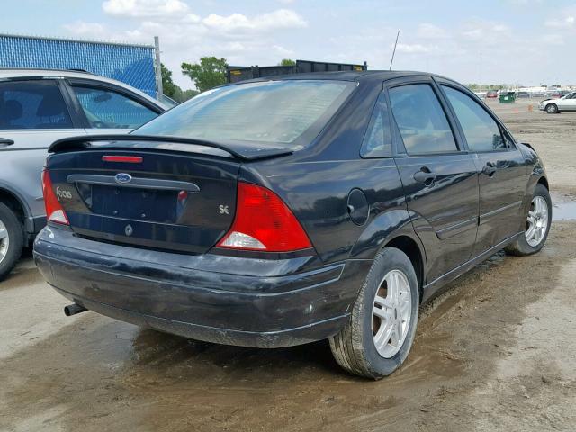 1FAFP3439YW337597 - 2000 FORD FOCUS SE BLACK photo 4