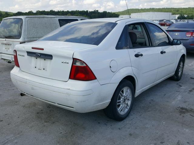 1FAFP34N86W102994 - 2006 FORD FOCUS ZX4 WHITE photo 4