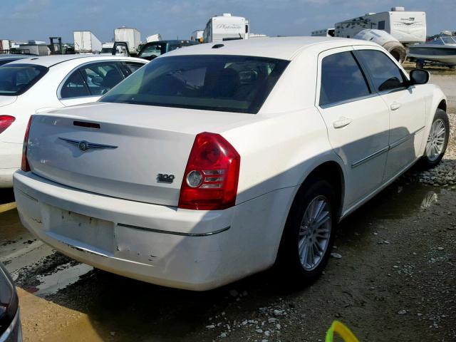 2C3KA53V59H583947 - 2009 CHRYSLER 300 TOURIN WHITE photo 4