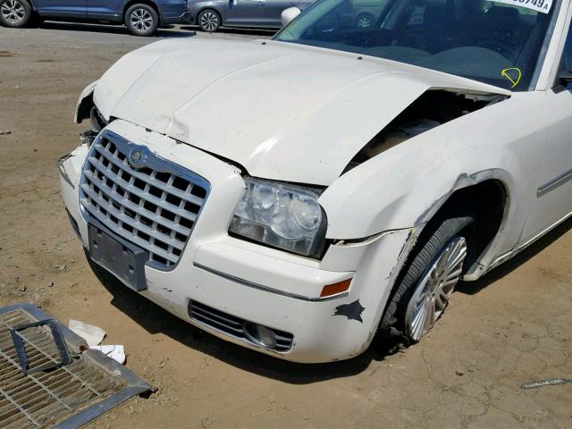 2C3KA53G68H258157 - 2008 CHRYSLER 300 TOURIN WHITE photo 9