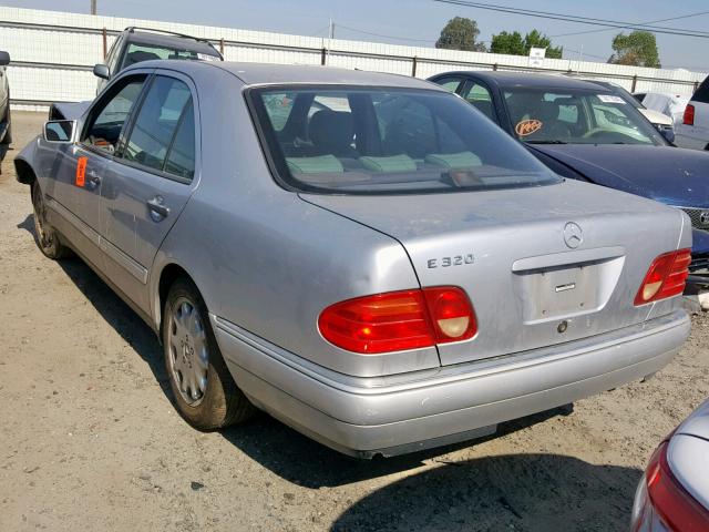 WDBJF65F7WA700165 - 1998 MERCEDES-BENZ E 320 SILVER photo 3