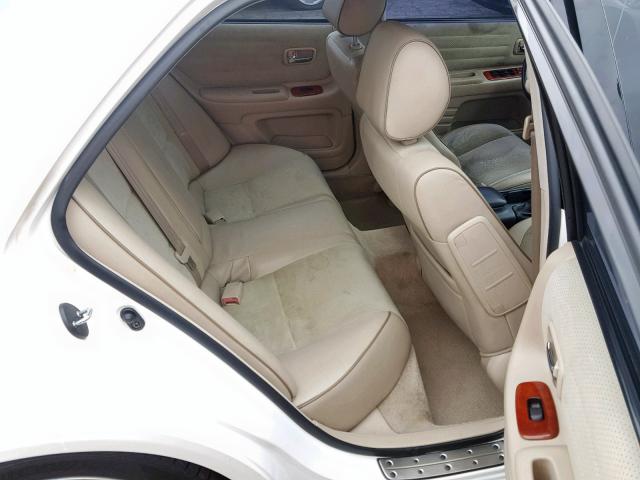 JTHBD182710009626 - 2001 LEXUS IS 300 WHITE photo 6