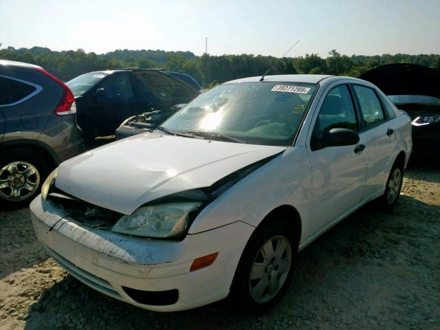 1FAHP34N57W270165 - 2007 FORD FOCUS ZX4 WHITE photo 2