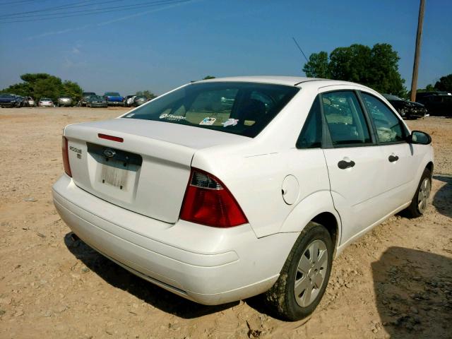 1FAHP34N57W270165 - 2007 FORD FOCUS ZX4 WHITE photo 4