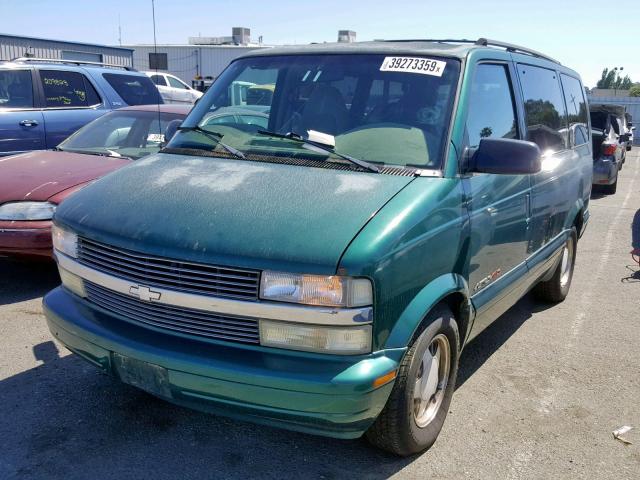 1GNEL19WXWB172888 - 1998 CHEVROLET ASTRO GREEN photo 2