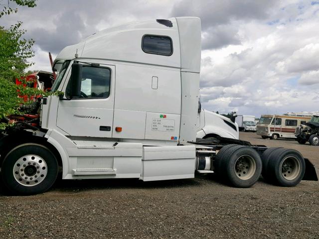 4V4NC9TG37N438796 - 2007 VOLVO VN VNL WHITE photo 2