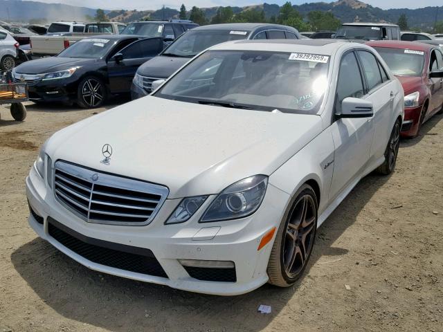 WDDHF7HB4AA116125 - 2010 MERCEDES-BENZ E 63 AMG WHITE photo 2