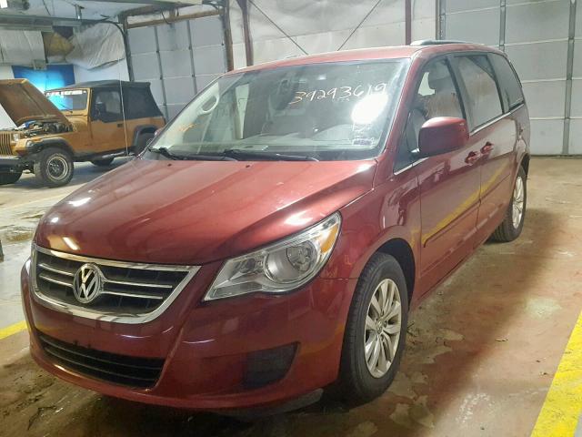 2C4RVABG7CR355086 - 2012 VOLKSWAGEN ROUTAN SE MAROON photo 2