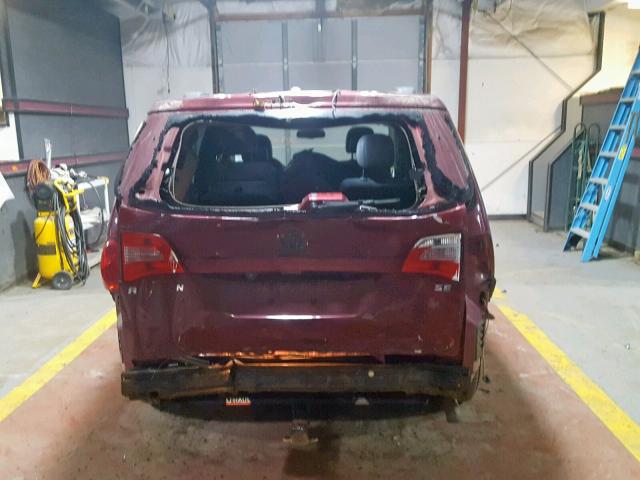 2C4RVABG7CR355086 - 2012 VOLKSWAGEN ROUTAN SE MAROON photo 9