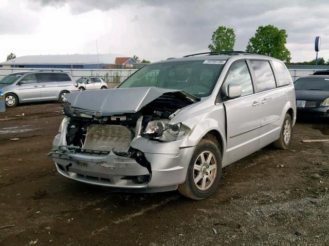 2A4RR8D14AR423132 - 2010 CHRYSLER TOWN & COU SILVER photo 2