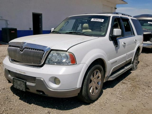 5LMFU28R84LJ19831 - 2004 LINCOLN NAVIGATOR WHITE photo 2