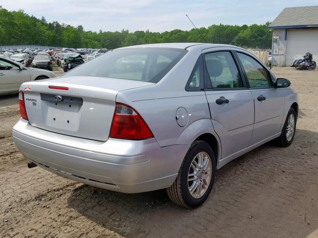 1FAFP34N97W156869 - 2007 FORD FOCUS ZX4 SILVER photo 4