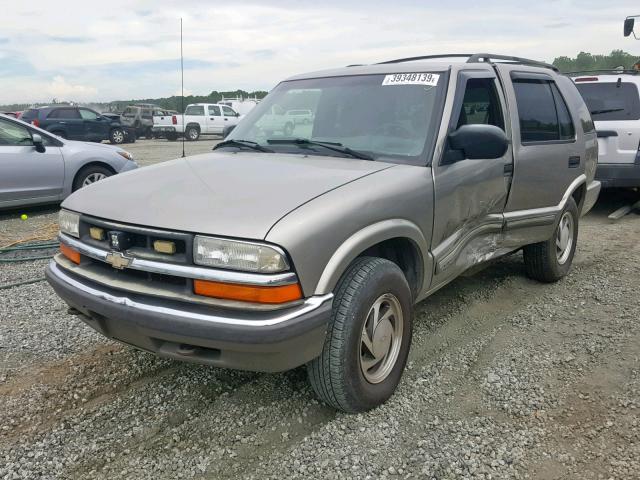 1GNDT13W2Y2317137 - 2000 CHEVROLET BLAZER GOLD photo 2