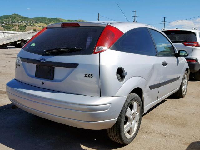 3FAFP31373R112515 - 2003 FORD FOCUS ZX3 SILVER photo 4