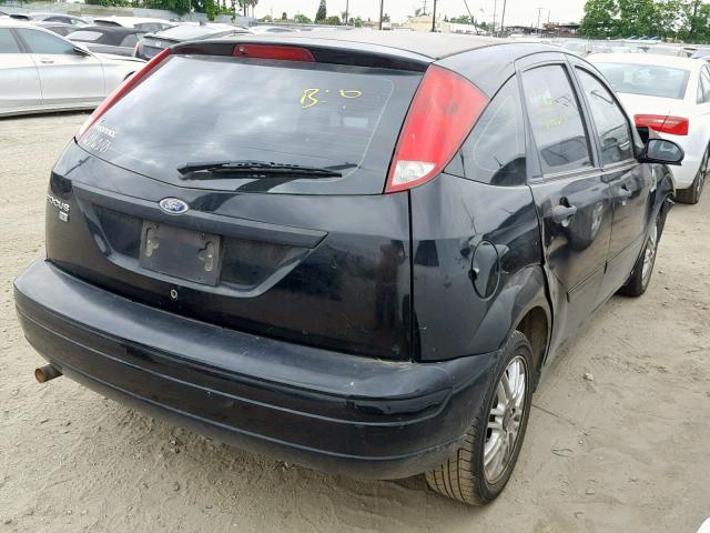 1FAFP37NX7W215567 - 2007 FORD FOCUS ZX5 BLACK photo 4