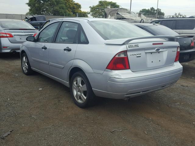 1FAHP34N25W137070 - 2005 FORD FOCUS ZX4 SILVER photo 3