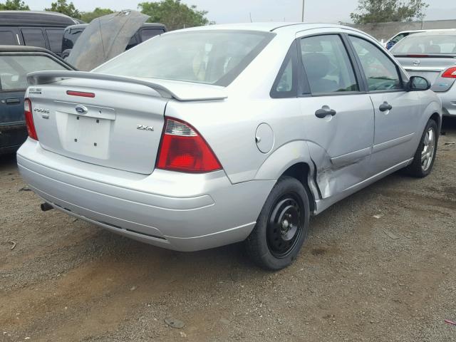 1FAHP34N25W137070 - 2005 FORD FOCUS ZX4 SILVER photo 4