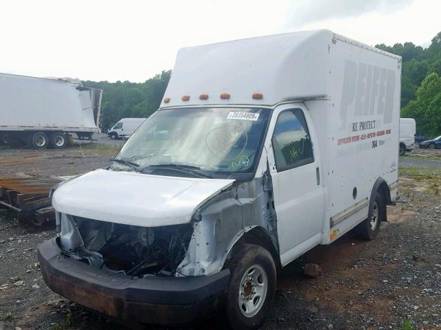 1GB0G2CG6B1105322 - 2011 CHEVROLET EXPRESS G3 WHITE photo 2