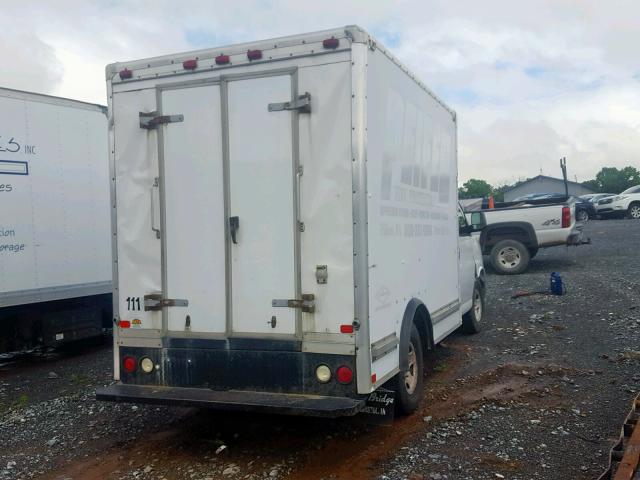 1GB0G2CG6B1105322 - 2011 CHEVROLET EXPRESS G3 WHITE photo 4