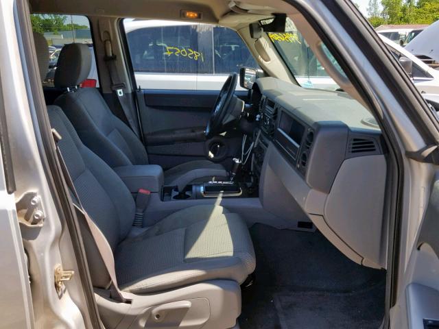 1J8HG48KX6C291537 - 2006 JEEP COMMANDER SILVER photo 5