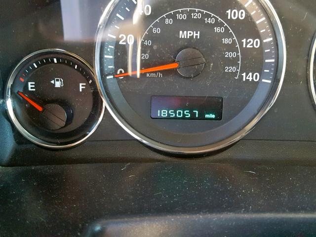 1J8HG48KX6C291537 - 2006 JEEP COMMANDER SILVER photo 8