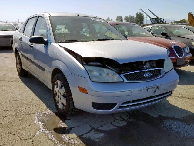 1FAFP34NX5W290609 - 2005 FORD FOCUS ZX4 SILVER photo 1