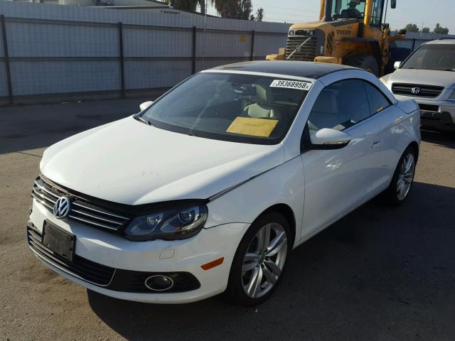 WVWFW8AH8FV003560 - 2015 VOLKSWAGEN EOS LUX 白色 照片 2