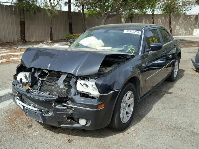 2C3KA53G67H632782 - 2007 CHRYSLER 300 TOURIN BLACK photo 2