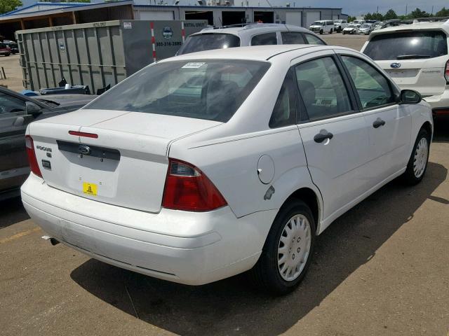 1FAFP34N17W196055 - 2007 FORD FOCUS ZX4 WHITE photo 4