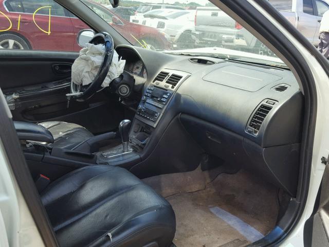 JN1CA31D01T813774 - 2001 NISSAN MAXIMA GXE WHITE photo 5