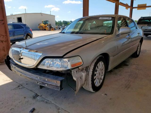 1LNHM81W04Y640091 - 2004 LINCOLN TOWN CAR E GOLD photo 2