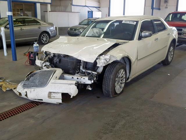 2C3CA5CV1AH262805 - 2010 CHRYSLER 300 TOURIN WHITE photo 2