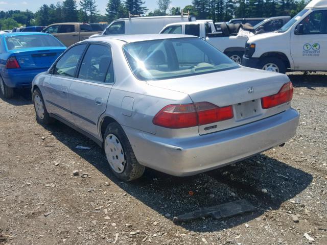 1HGCG5646WA242067 - 1998 HONDA ACCORD LX SILVER photo 3