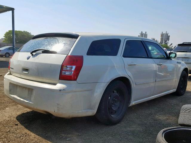 2D4FV48T75H618732 - 2005 DODGE MAGNUM SE WHITE photo 4