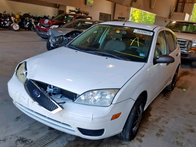 1FAFP37N57W277796 - 2007 FORD FOCUS ZX5 WHITE photo 2