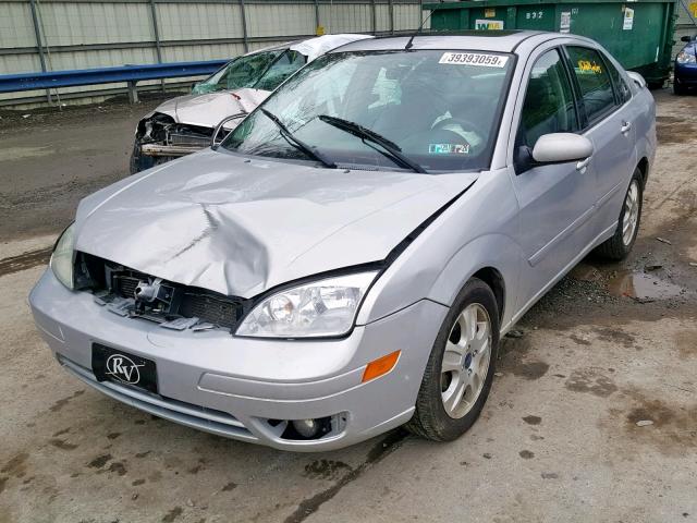 1FAHP38Z95W161766 - 2005 FORD FOCUS ZX4 SILVER photo 2