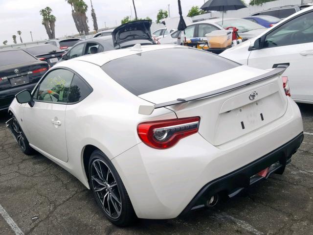 JF1ZNAE19J8700110 - 2018 TOYOTA 86 GT WHITE photo 3