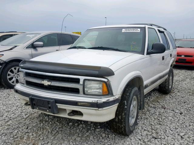 1GNDT13W7VK207213 - 1997 CHEVROLET BLAZER WHITE photo 2