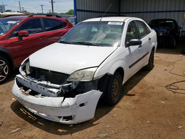 1FAFP34N55W270526 - 2005 FORD FOCUS ZX4 WHITE photo 2